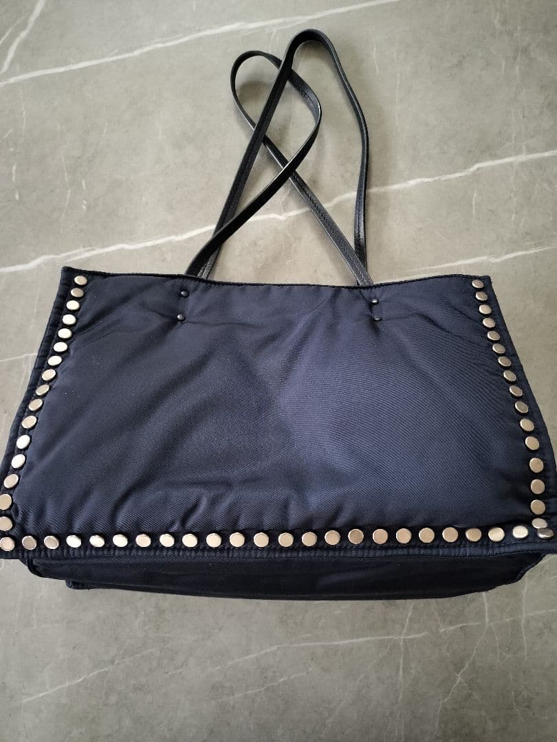 プラダ　スタッズ付きネイビートートバッグ