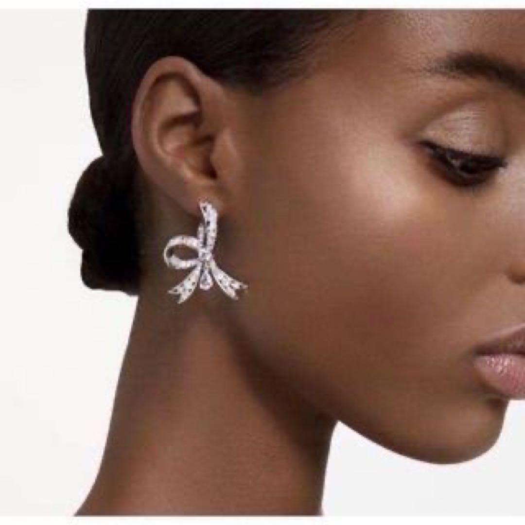 ほぼ未使用！！超美品！スワロフスキー　リボンピアス両耳