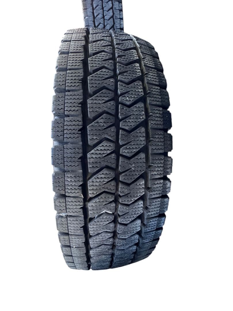 送料込ブリヂストンVL10 スタッドレスタイヤ 15インチ 2022年製造