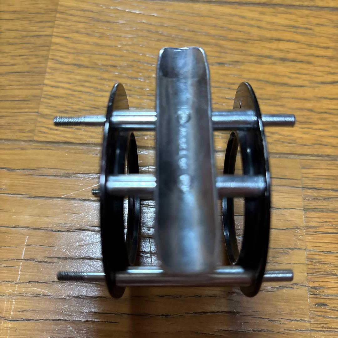 リールパーツ 金属製 黒 円形