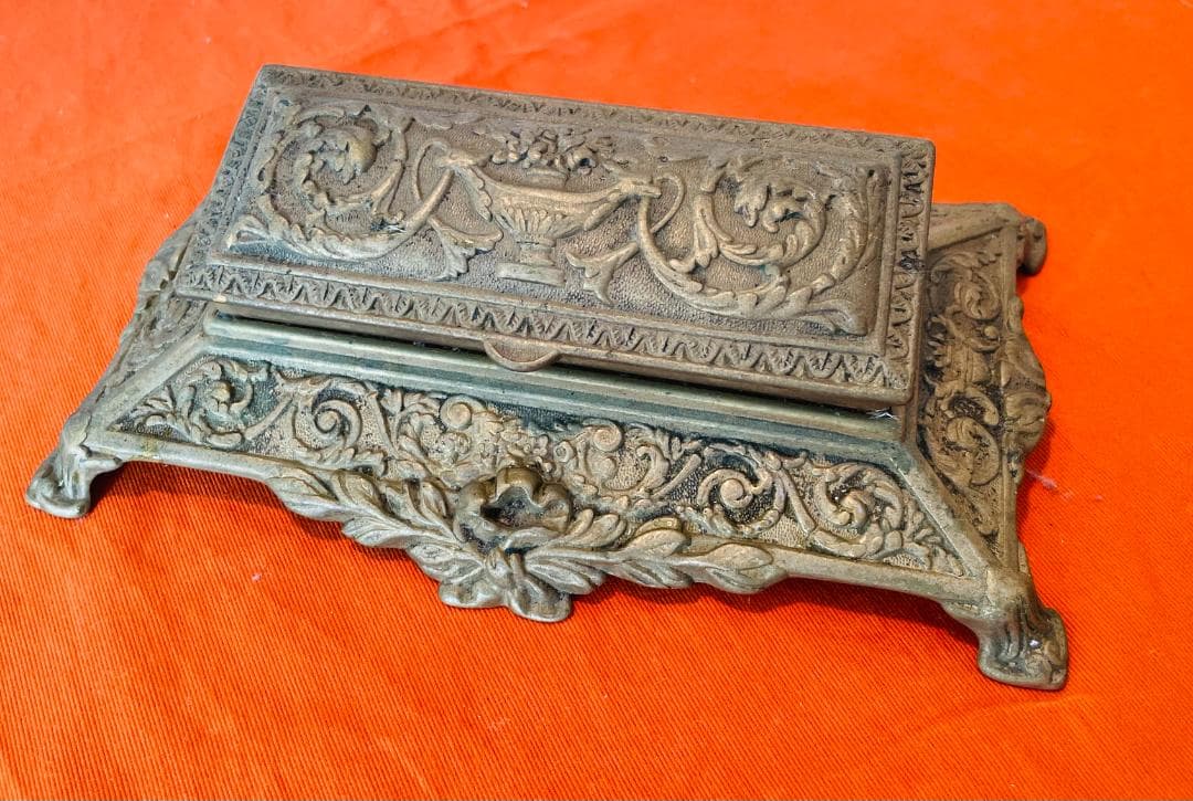 英国製アンティークの宝石入れ