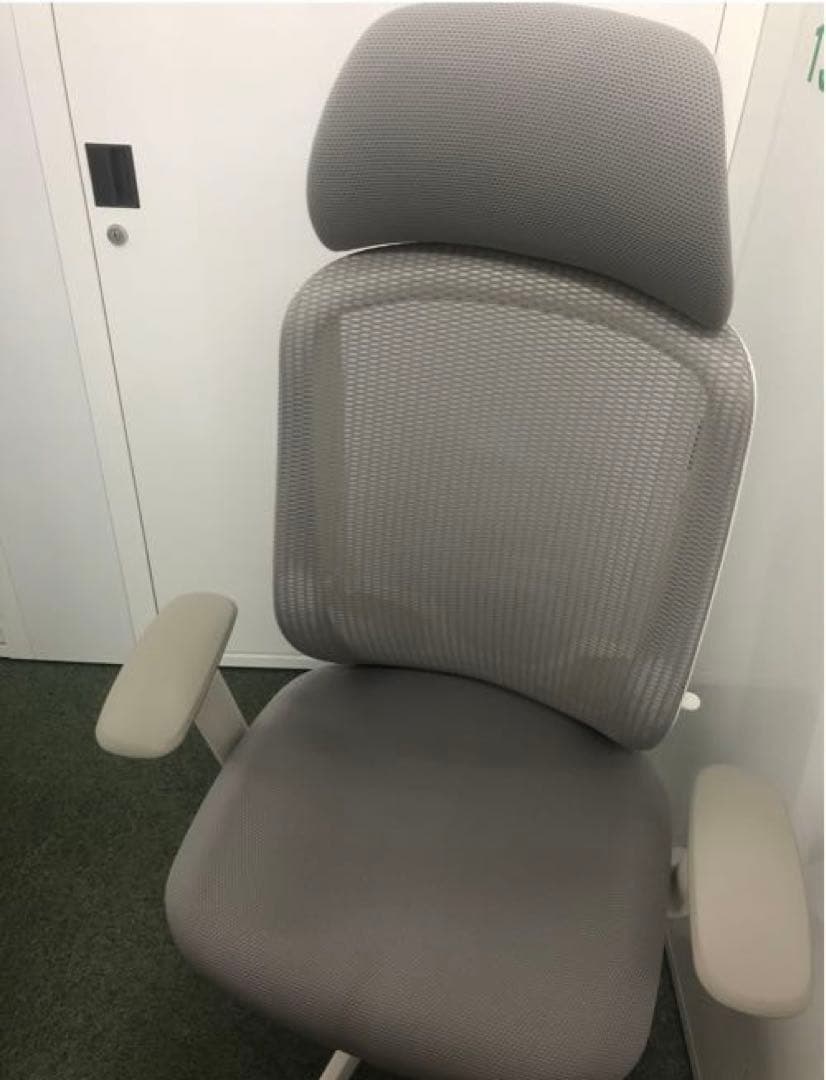 【美品】オカムラシルフィー（グレー、ハイバックヘッドレスト付き）