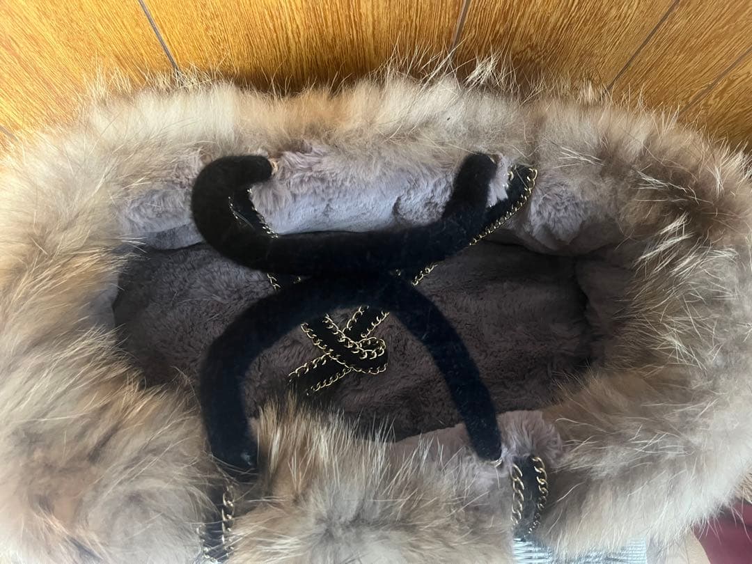 ストローとファーのキャリーバッグ