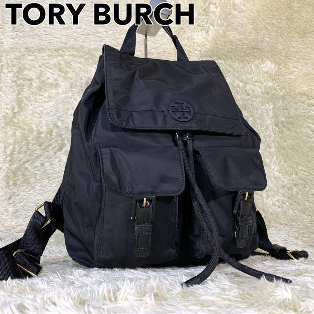 トリーバーチ ナイロン リュック ブラック 大容量 フラップ バックパック 巾着