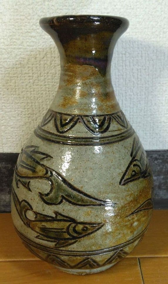 人間国宝 金城次郎 魚紋花瓶 栞 共箱 壷屋焼 やちむん 魚6匹彫文 蓮弁彫文