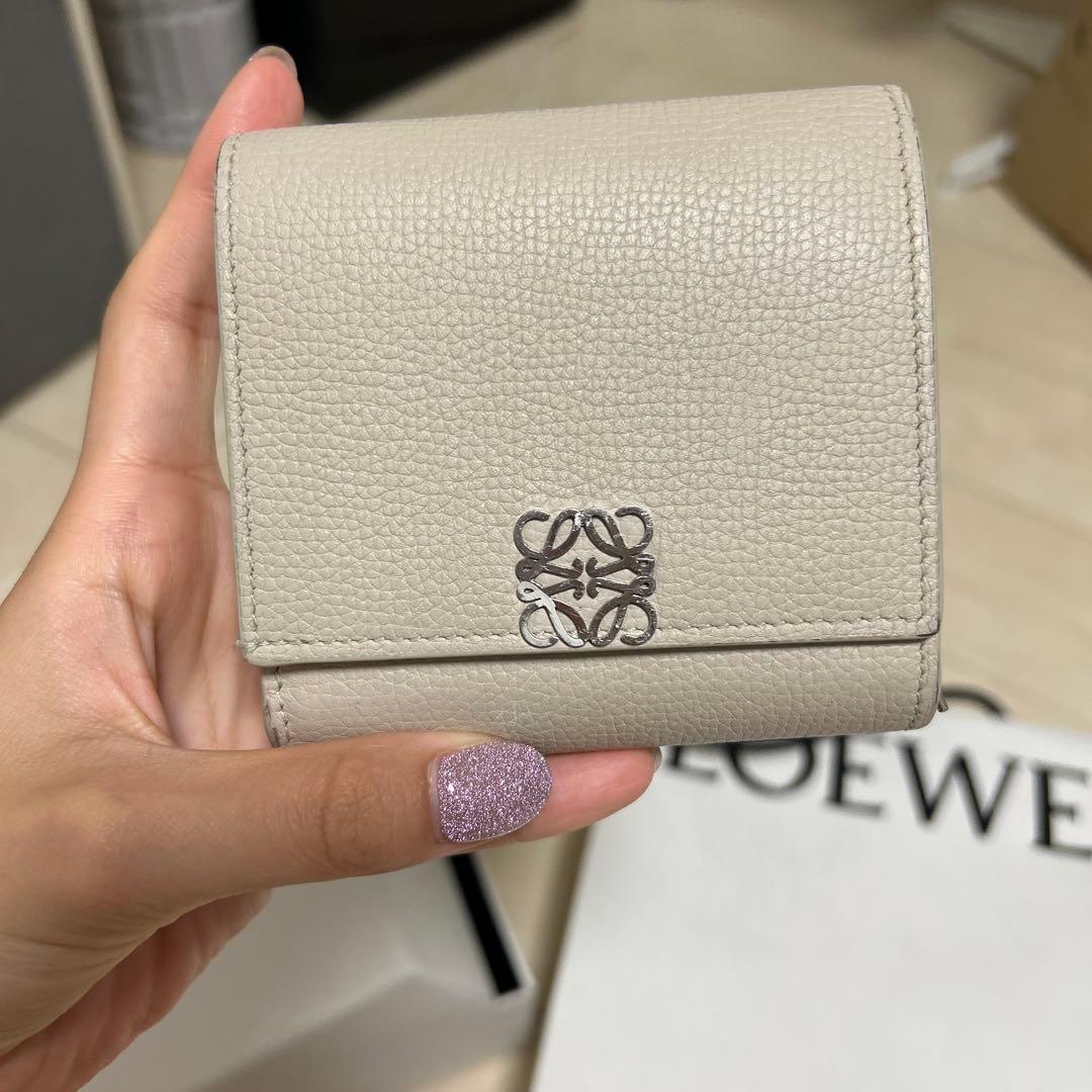 ロエベ 二つ折り財布 アナグラム コンパクト フラップウォレット ライトゴースト