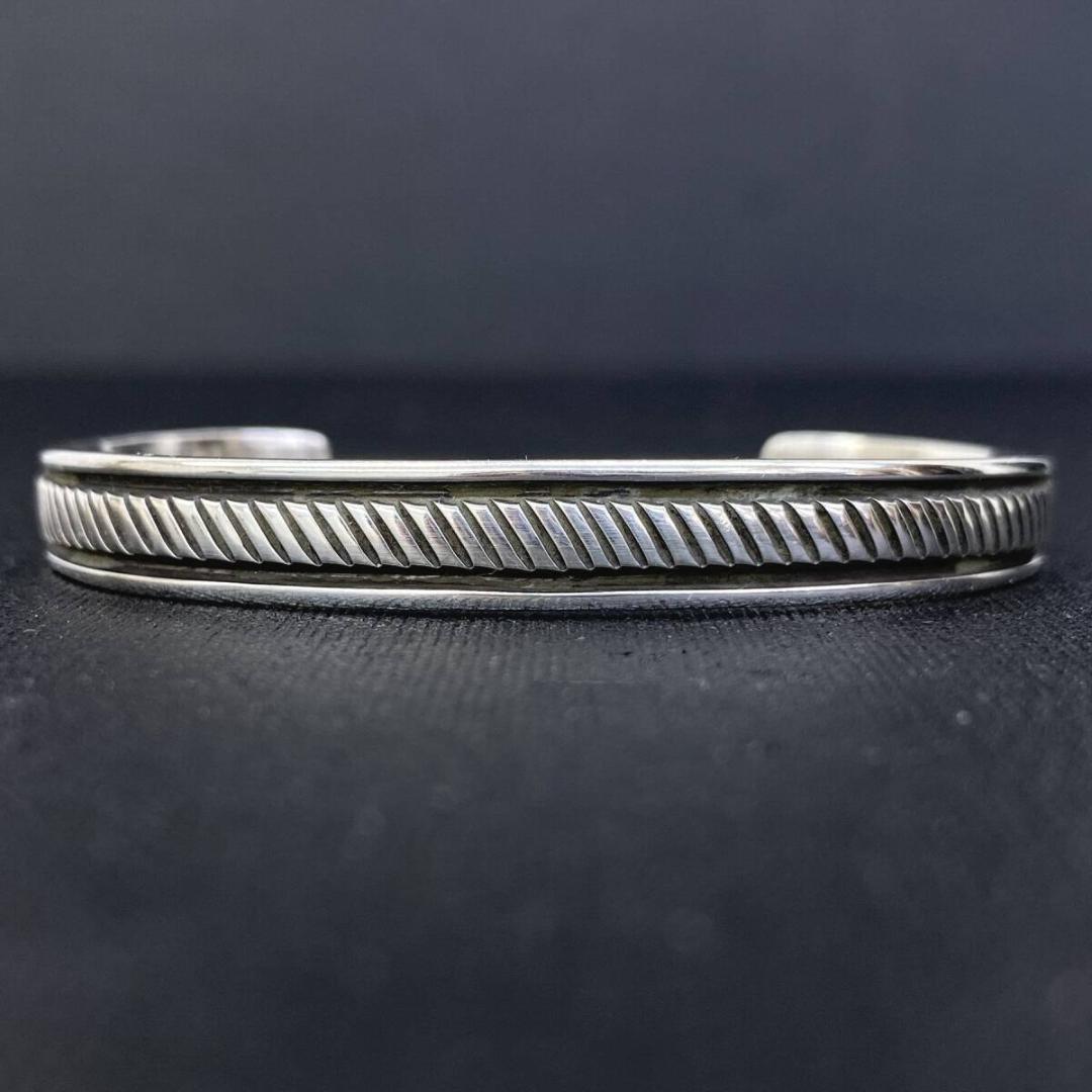 NAVAJO Bruce Morgan シルバーネイティブスタンプワークバングル