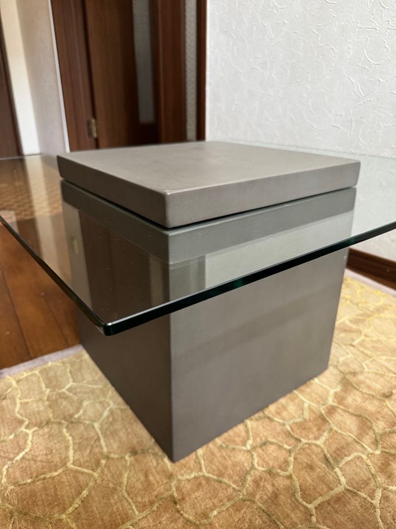 送料込み　moda en casa フライングテーブル ガラス コンクリート