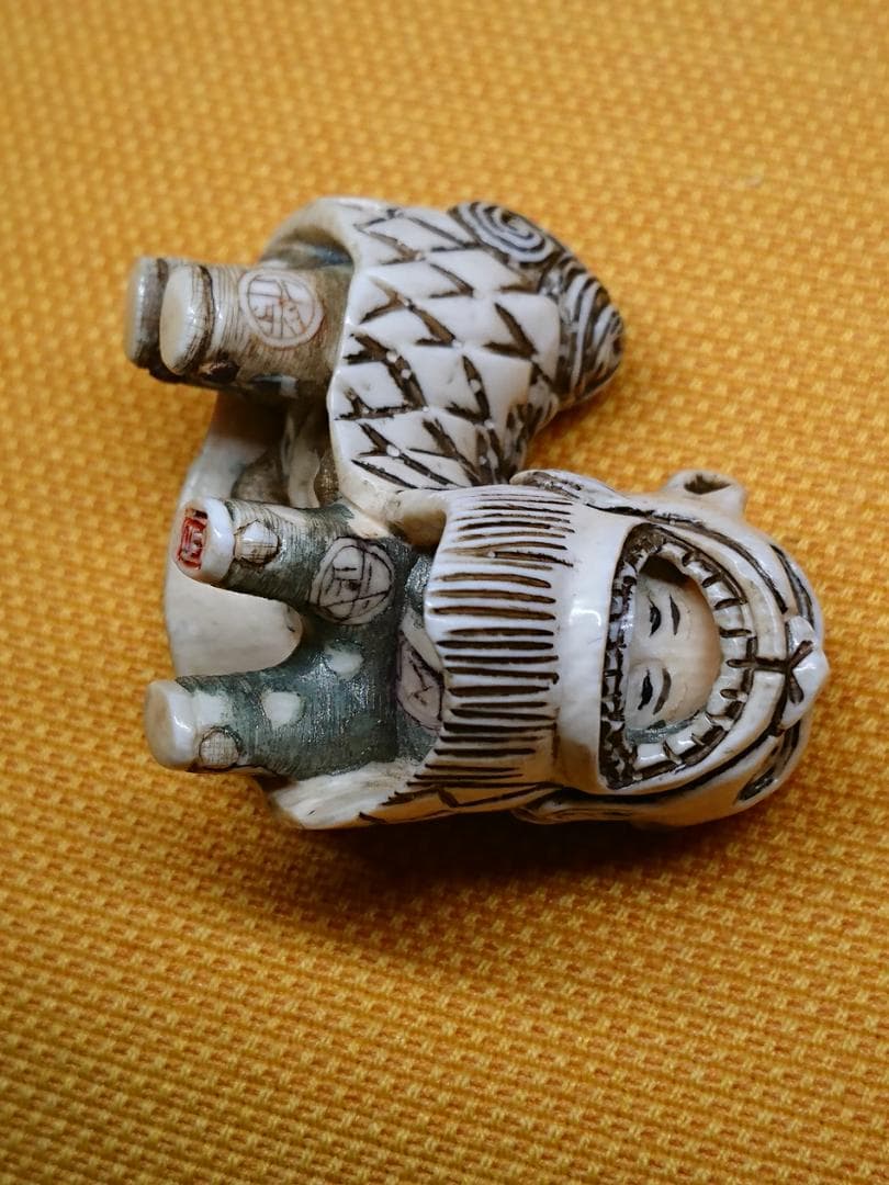獅子舞　天然素材　彫刻　彫像　根付　置物　インテリア　工芸品　美術品　A2558