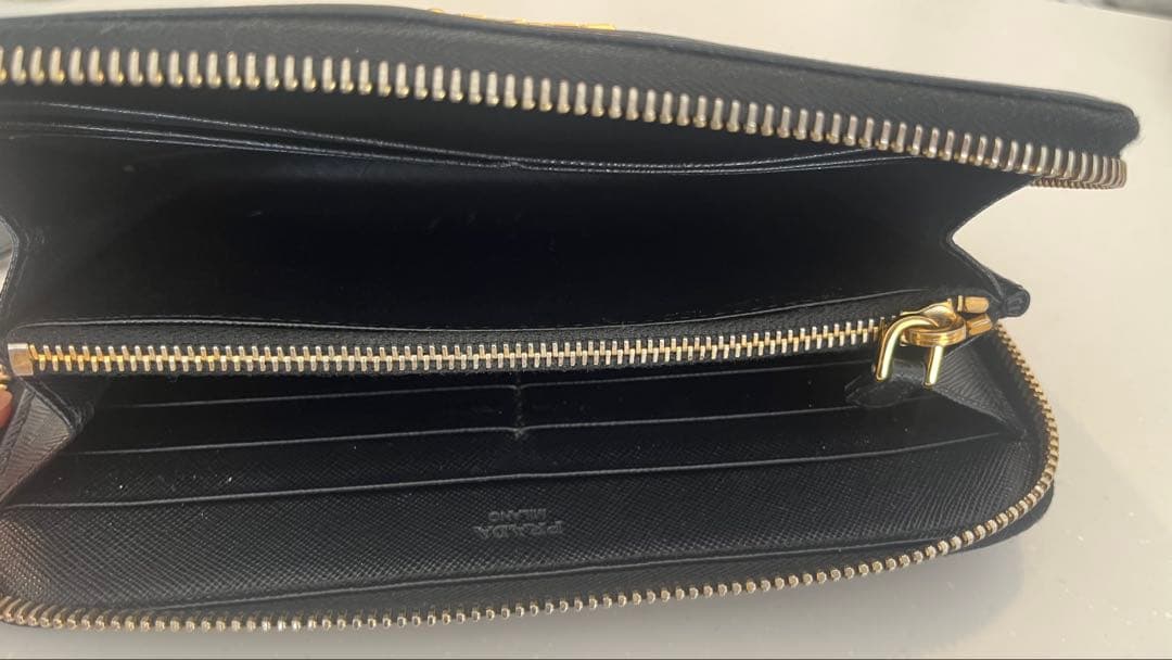 PRADA ブラックレザー 長財布
