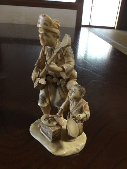 老人と子供の置物