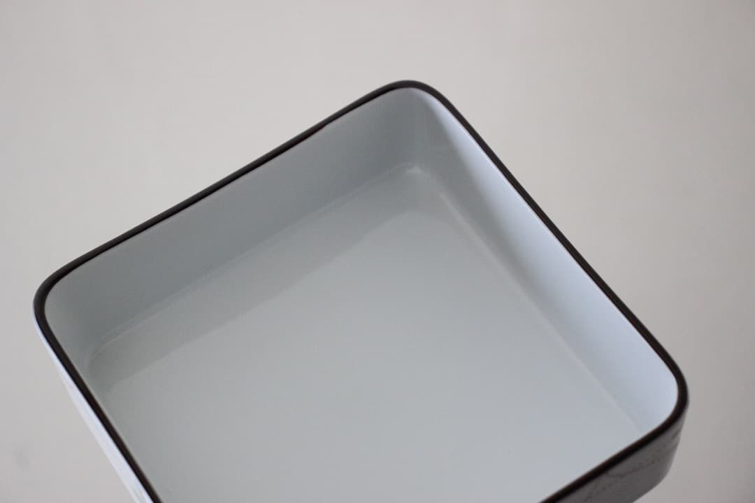 未使用・箱入　有田焼　賞美堂　其泉窯　錦日輪赤玉瓔珞紋２段重　角２段重