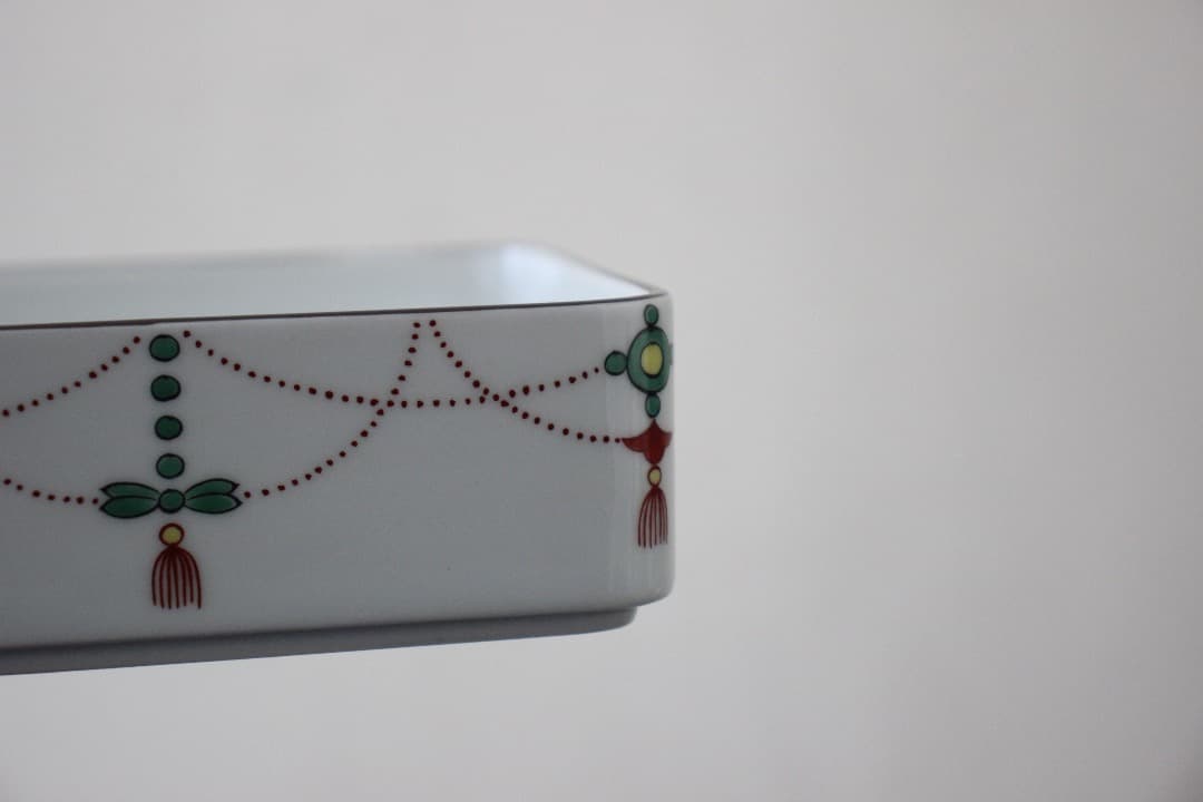 未使用・箱入　有田焼　賞美堂　其泉窯　錦日輪赤玉瓔珞紋２段重　角２段重