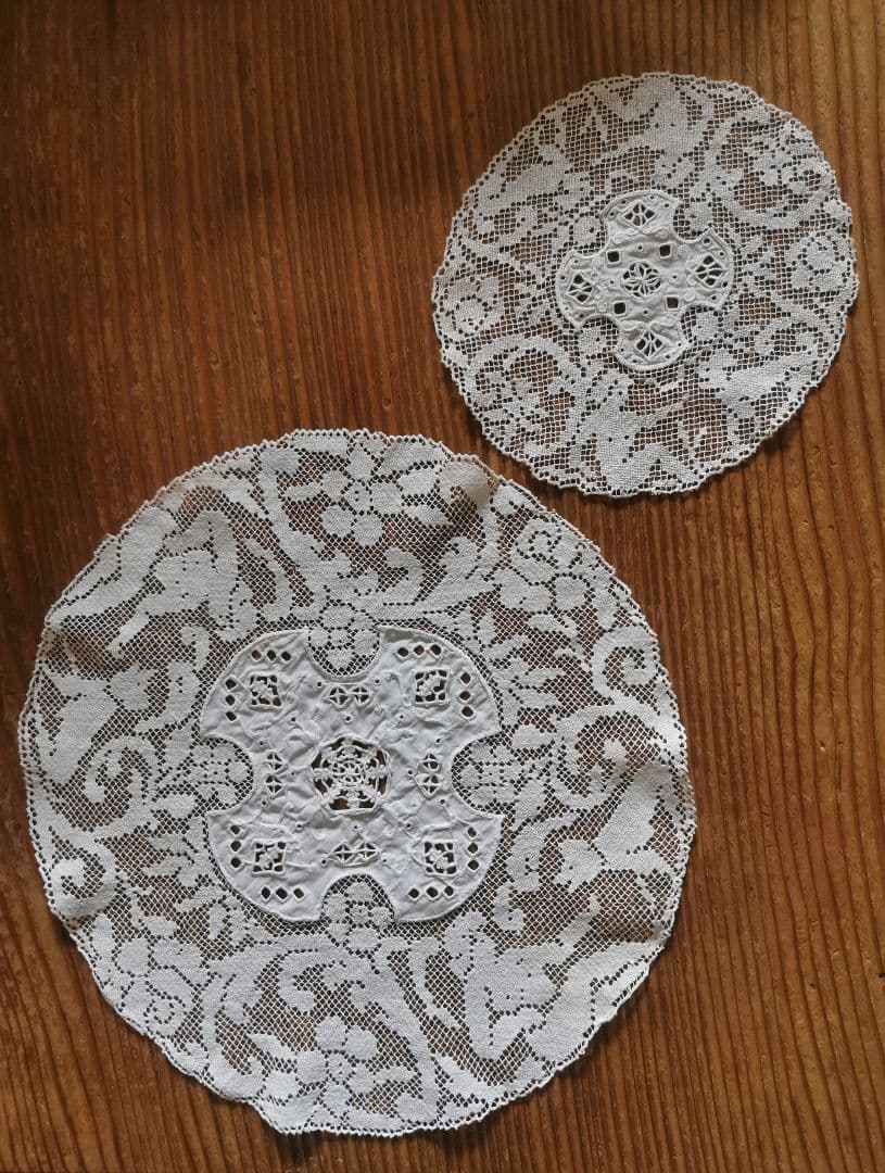 アンティーク 女神と犬のフィレレース レティセラプント刺繍リネンドイリーセット