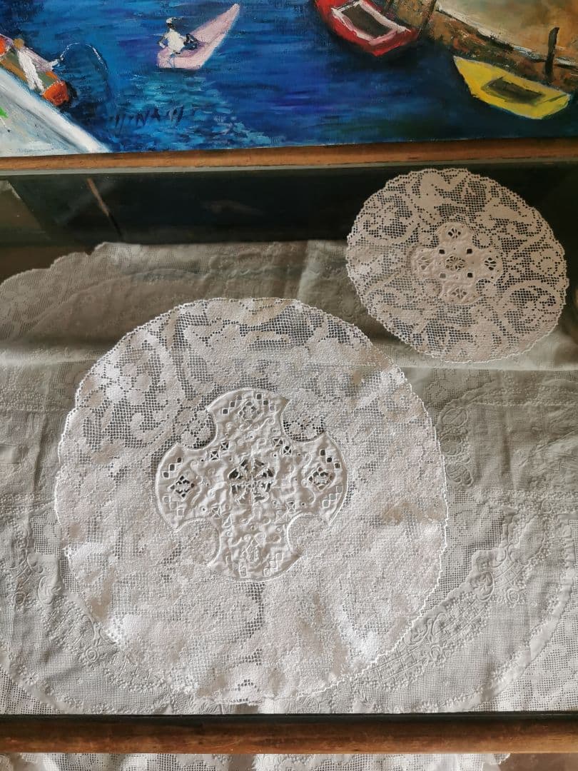 アンティーク 女神と犬のフィレレース レティセラプント刺繍リネンドイリーセット