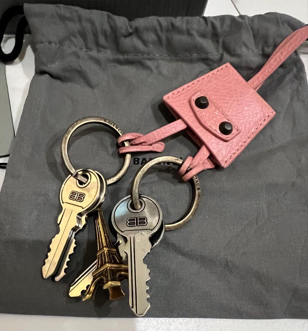 最終価格 バレンシアガ　ピンク バッグチャーム　エッフェル塔