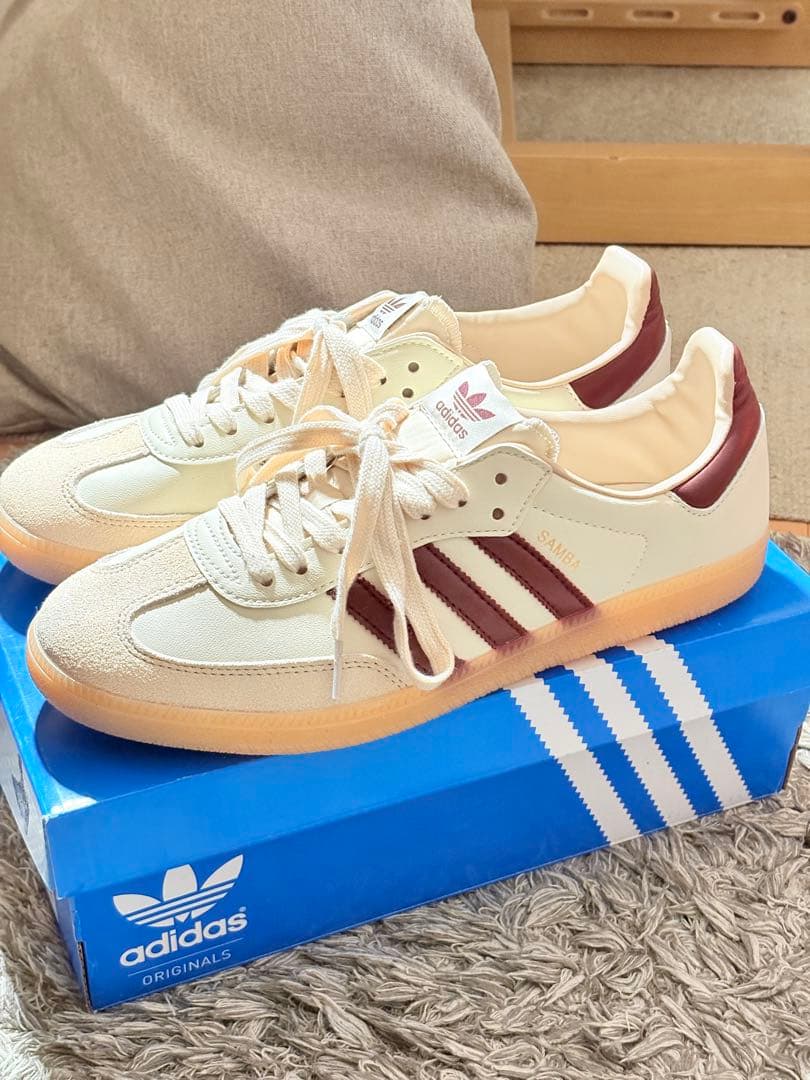 adidas ホワイト バーガンディ スニーカー