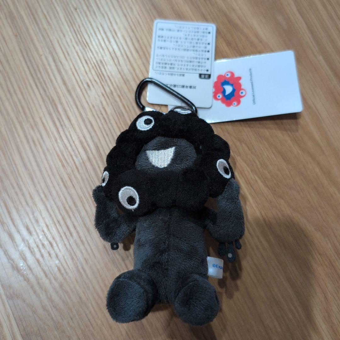 黒ミャクミャク　座り　カラビナ付き　ぬいぐるみ