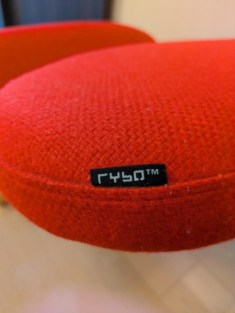 Rybo リボ社 バランスチェア イージー レッド、カバー付き