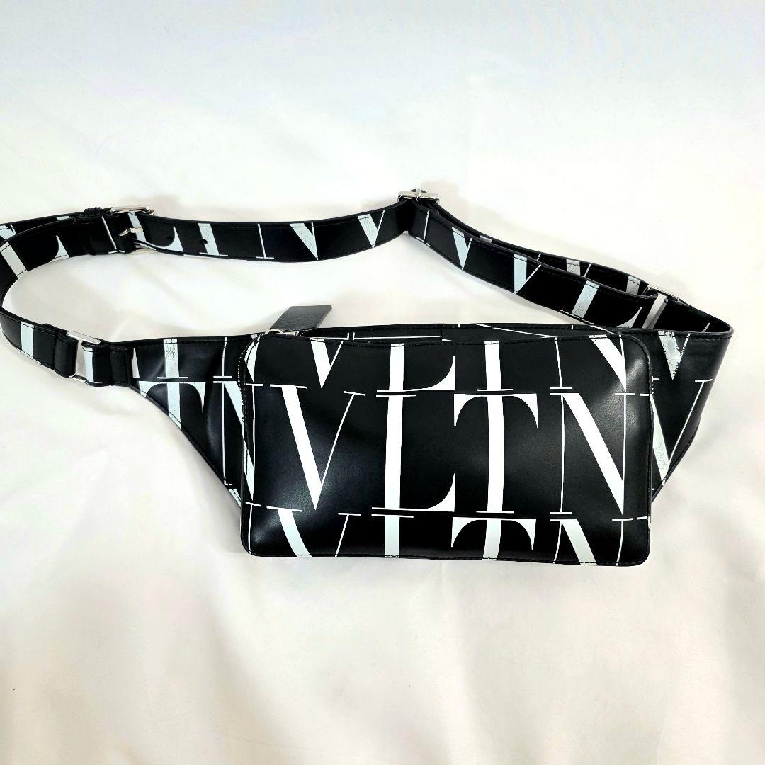 VALENTINO　VLTNタイムズ　ボディバッグ　斜め掛け　ブラック　美品