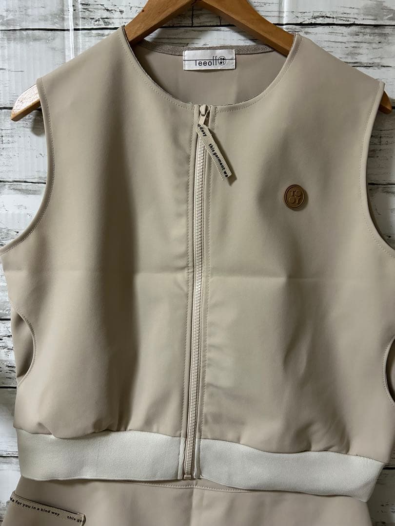 レディースゴルフウェアセットアップ　ベスト　スカートLサイズ　ベージュ　秋服