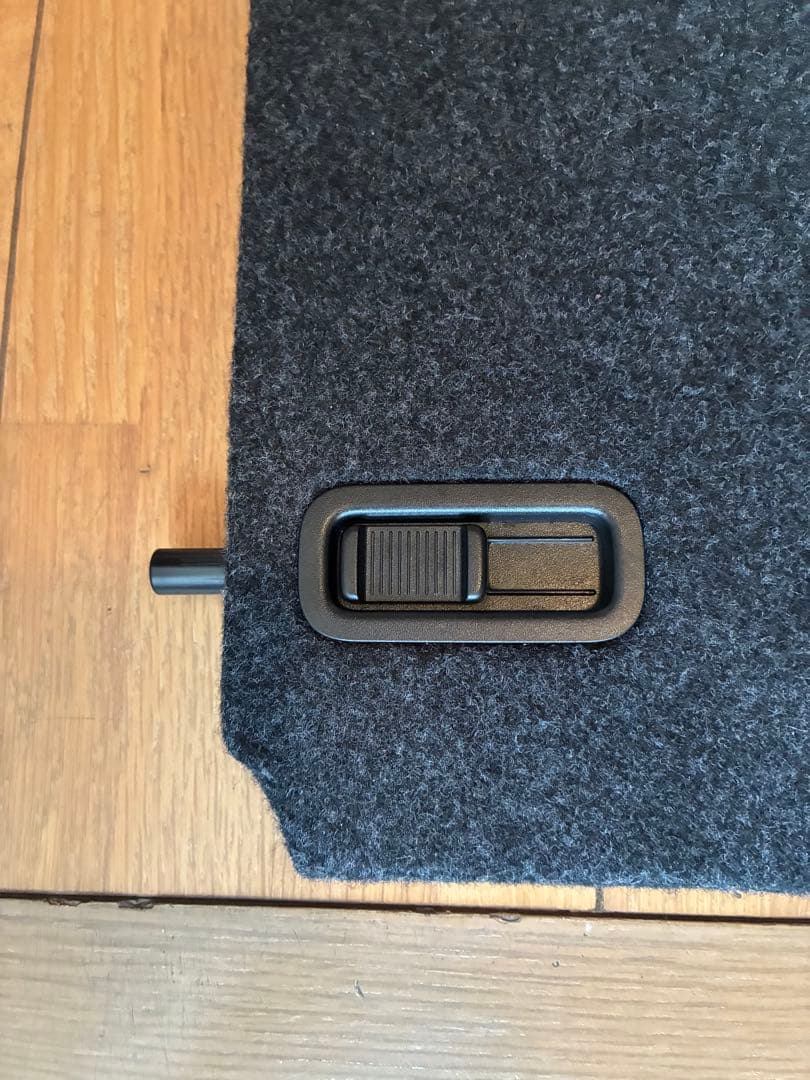 日産ノート　ラゲッジボード　トノカバー