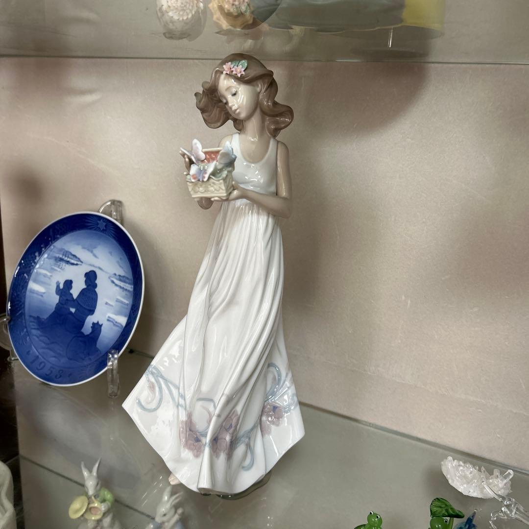 リヤドロ　私の宝物　陶磁器 女性　蝶々