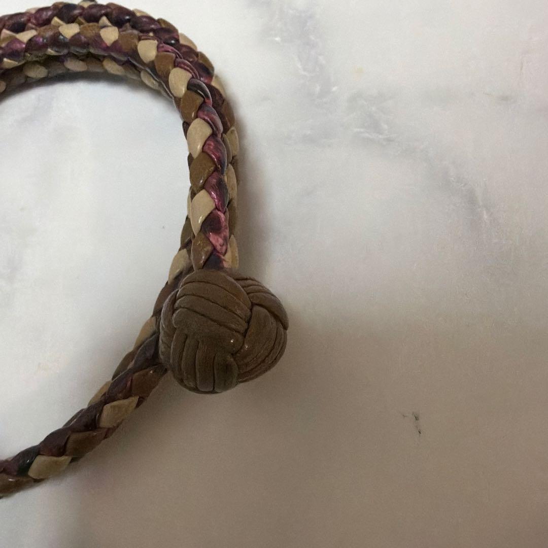 BOTTEGA VENETA レザー編み込みブレスレット 紫とベージュ