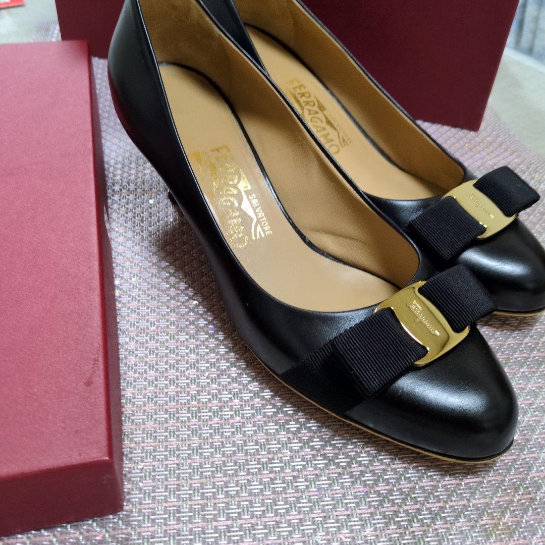Salvatore Ferragamo ブラック フラットパンプス