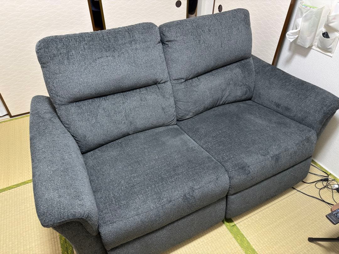 リクライニング機能付きグレー2人掛けソファ