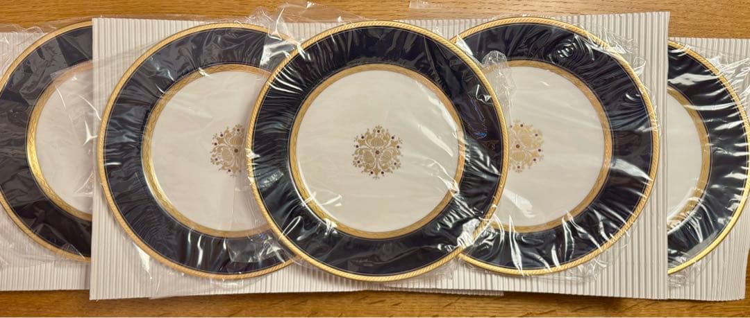 【新品未使用】ナルミ　ボーンチャイナ　珊瑚金彩柄　21cmデザート皿