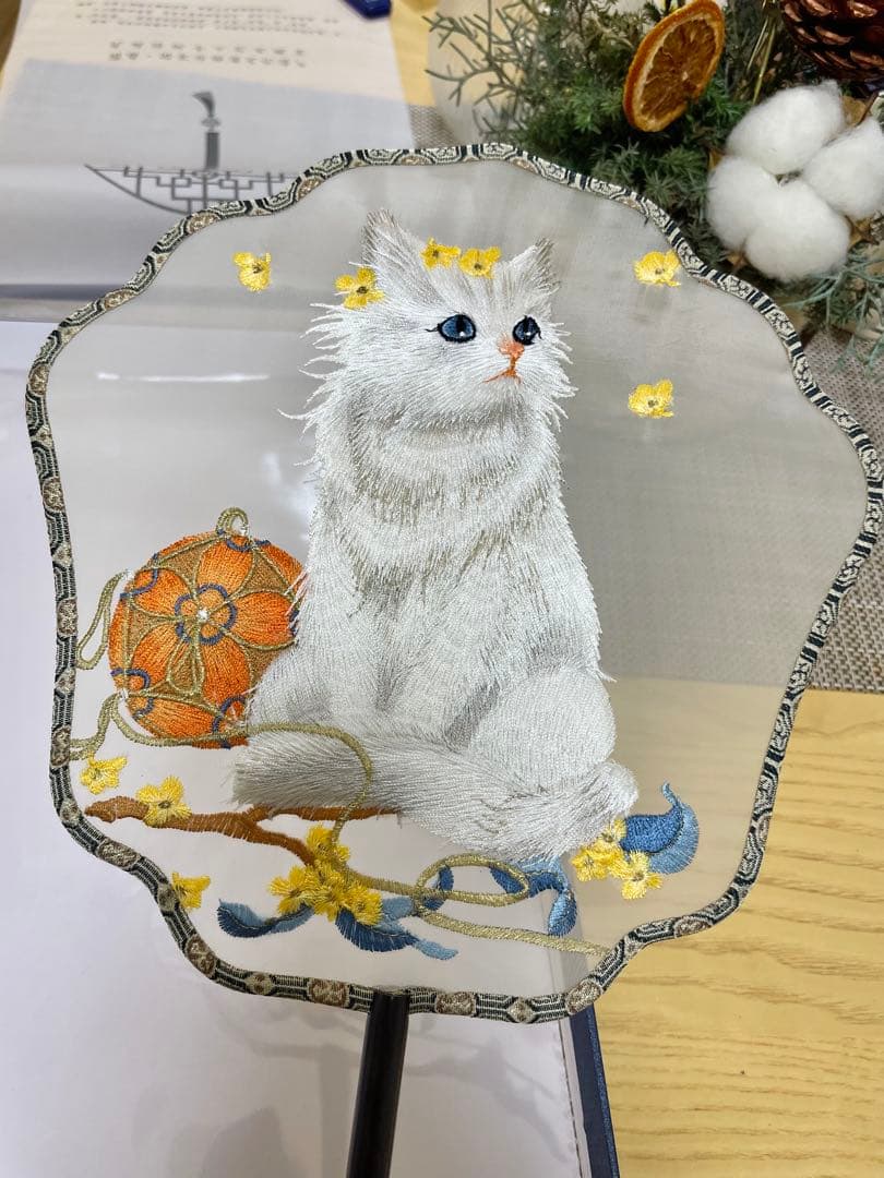 猫の刺繍扇子