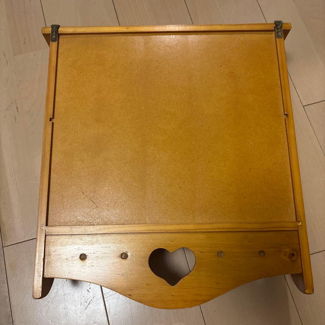 ハート型カットアウト付き木製シェルフ