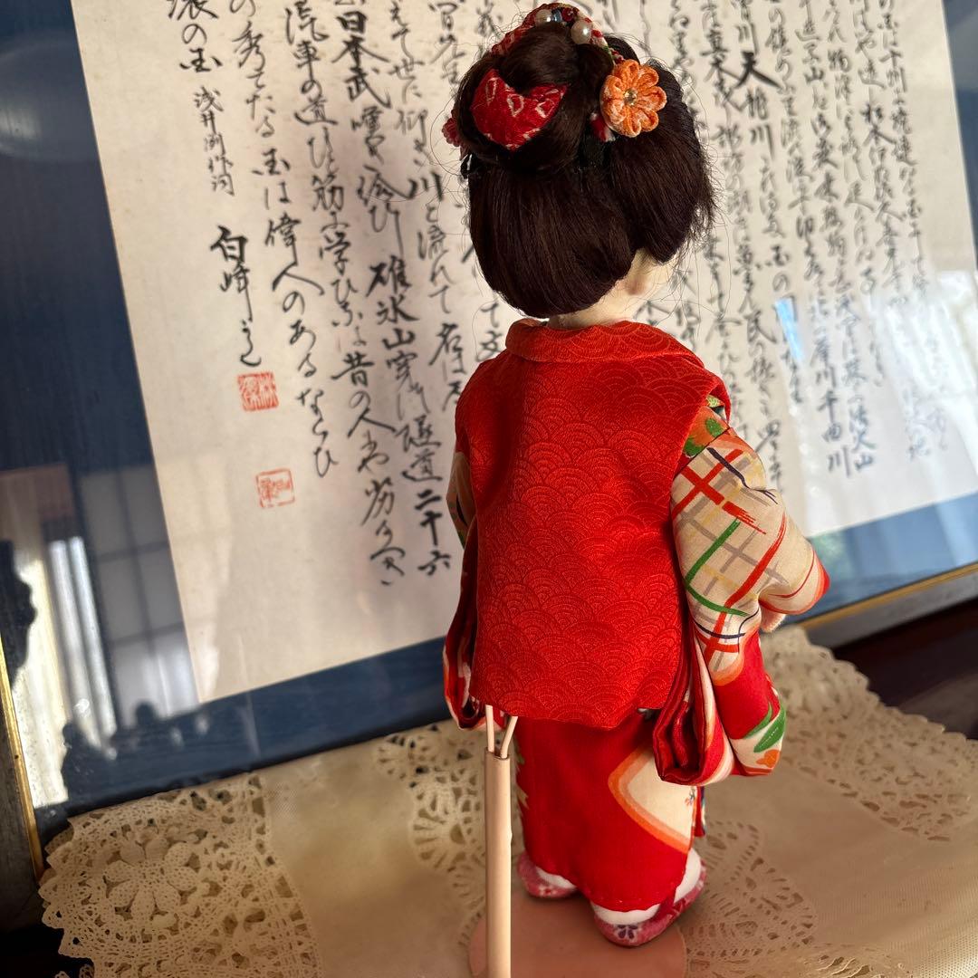 赤と緑の着物の布製人形