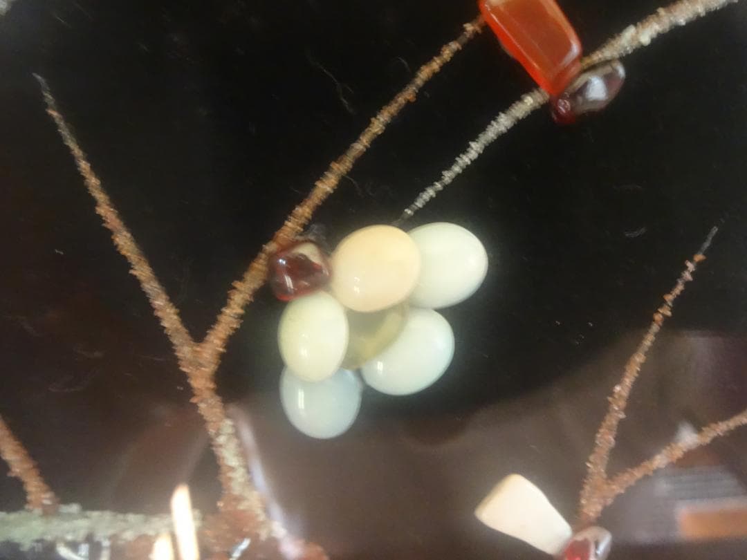 宝飾品　ふんだんに宝石（メノウ）を使って描いた花が咲いた大木