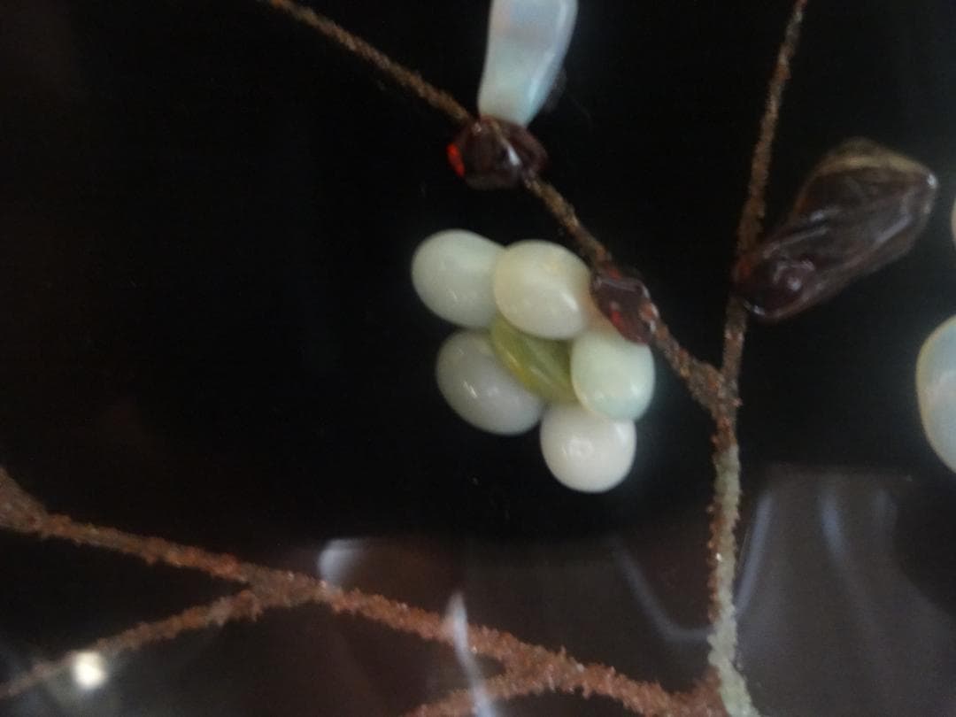 宝飾品　ふんだんに宝石（メノウ）を使って描いた花が咲いた大木