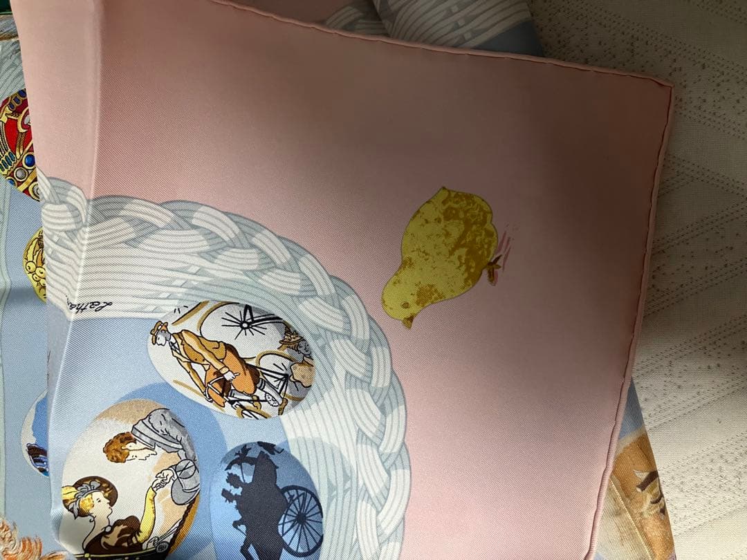 Hermès カラフルシルクスカーフ