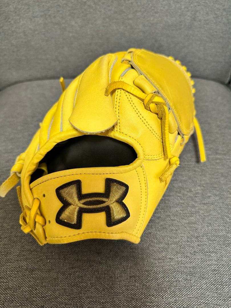 美品　アンダーアーマー　軟式　投手用　グローブ
