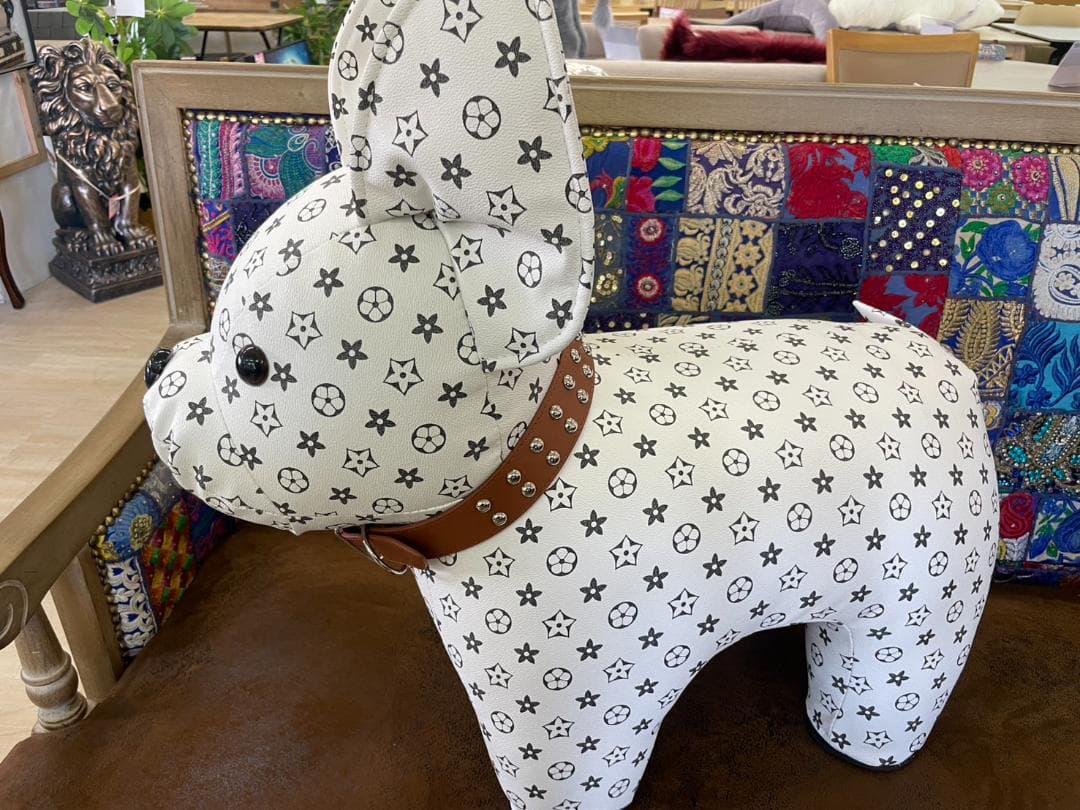 座れるオブジェ　ぬいぐるみ　スツール　イス　モノグラム　ブランド　犬　ホワイト