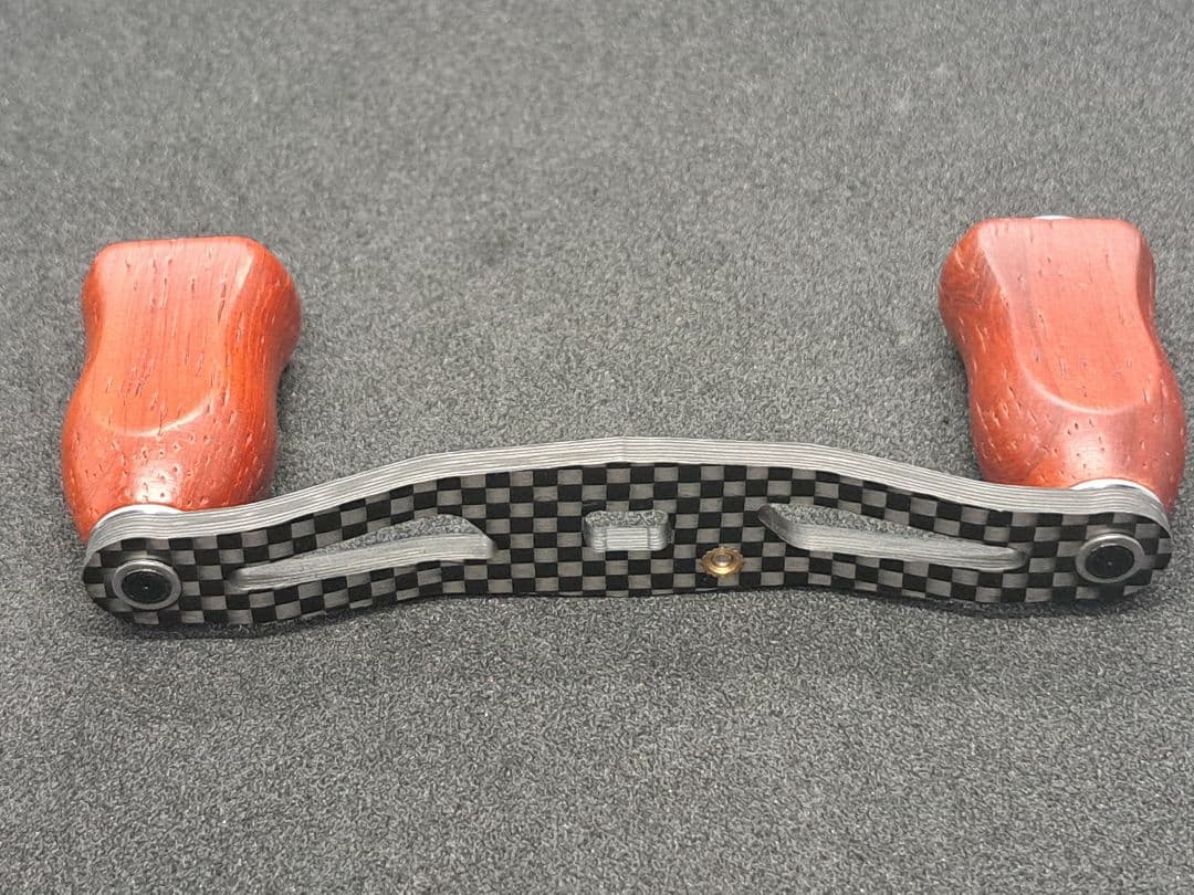 カーボンハンドルノブセット　ダイワ/シマノ対応　全長95mm軸間85mm