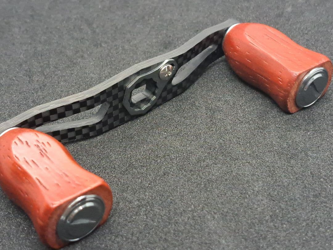 カーボンハンドルノブセット　ダイワ/シマノ対応　全長95mm軸間85mm