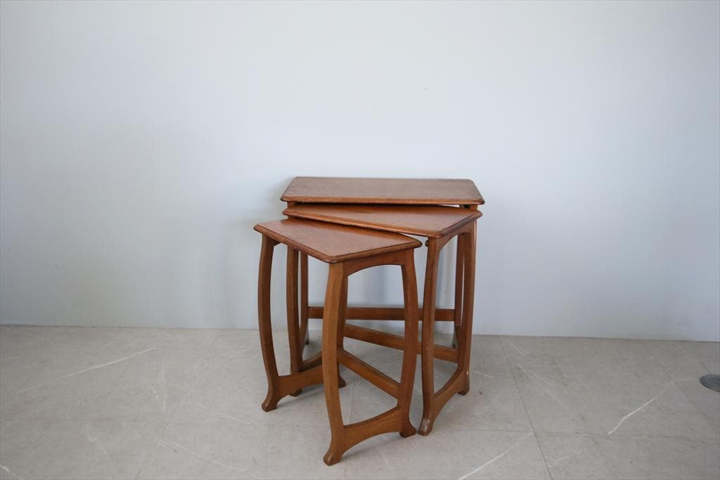 英国アンティーク木製ネストテーブル3台/収納式机/飾り棚/花台(89-199)