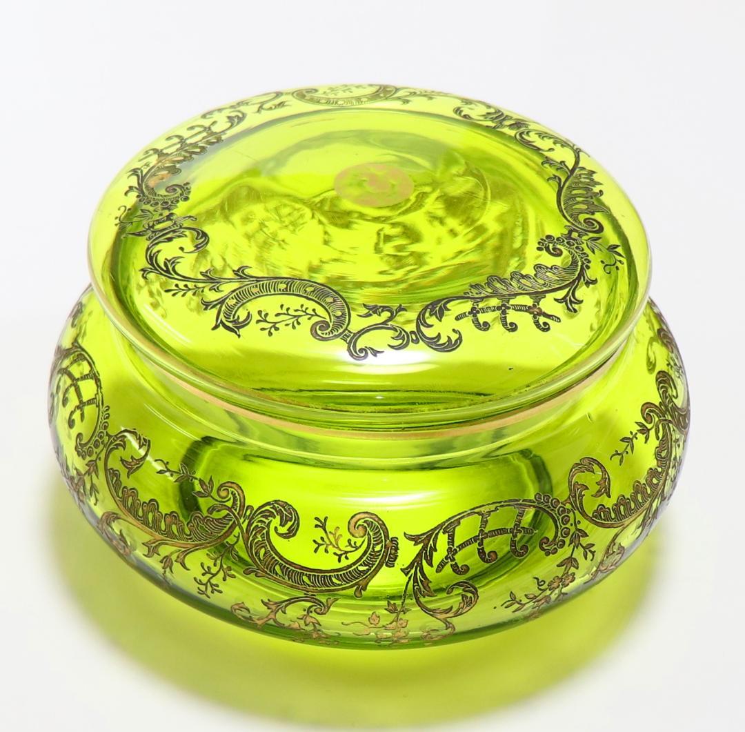 オールド・バカラ 1900年頃 緑硝子金彩蓋物 ボンボニエール アンティーク薬草