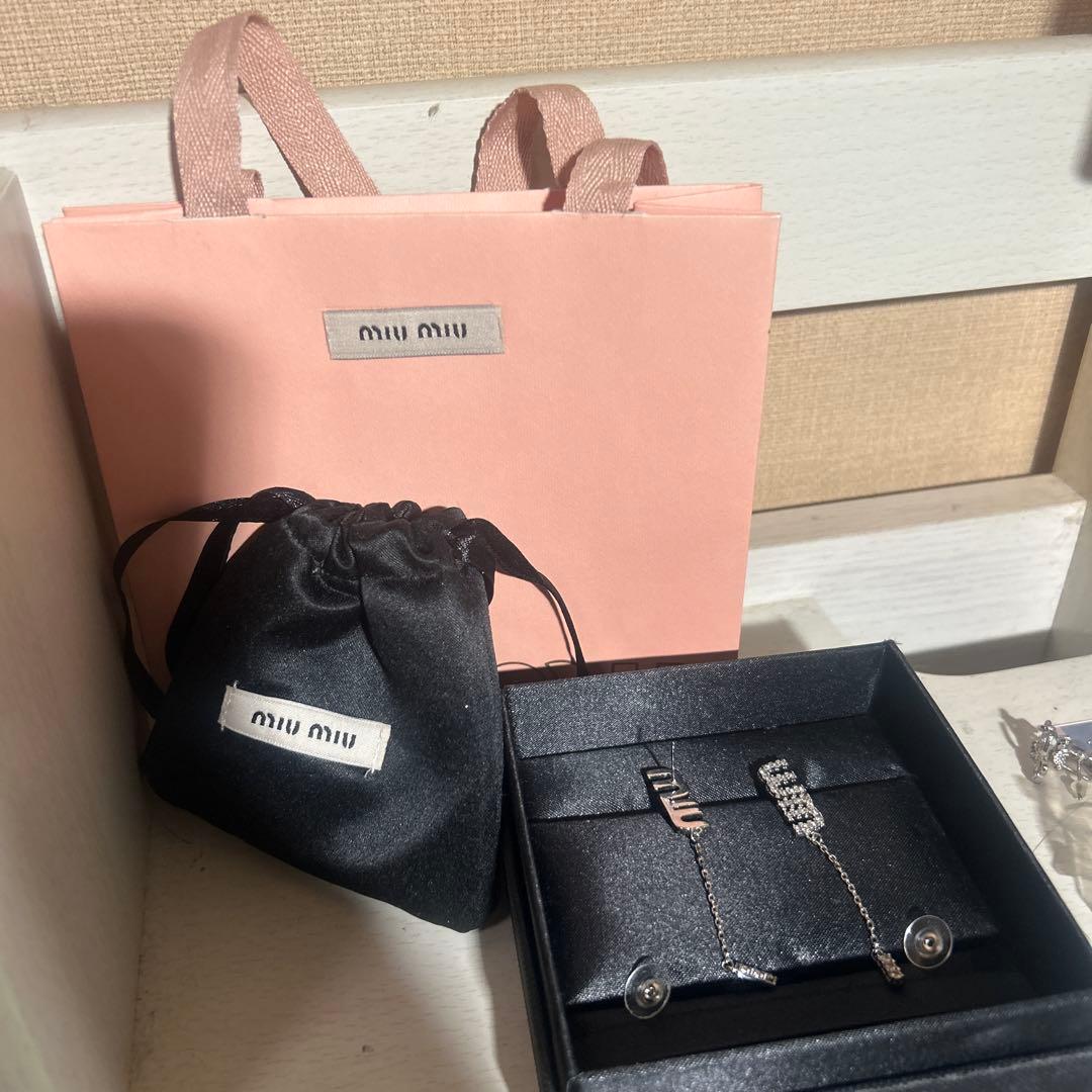 miumiuピアス