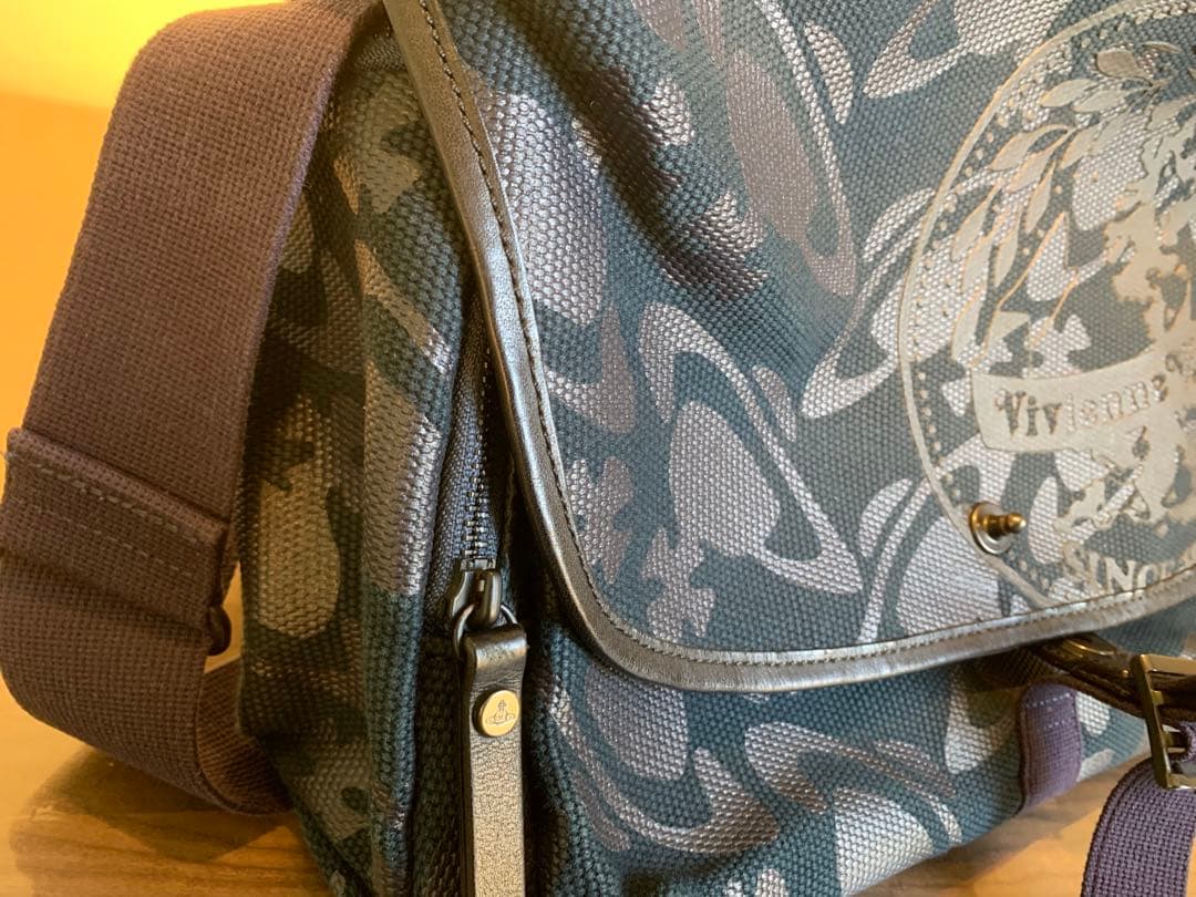 美品メッセンジャーバック