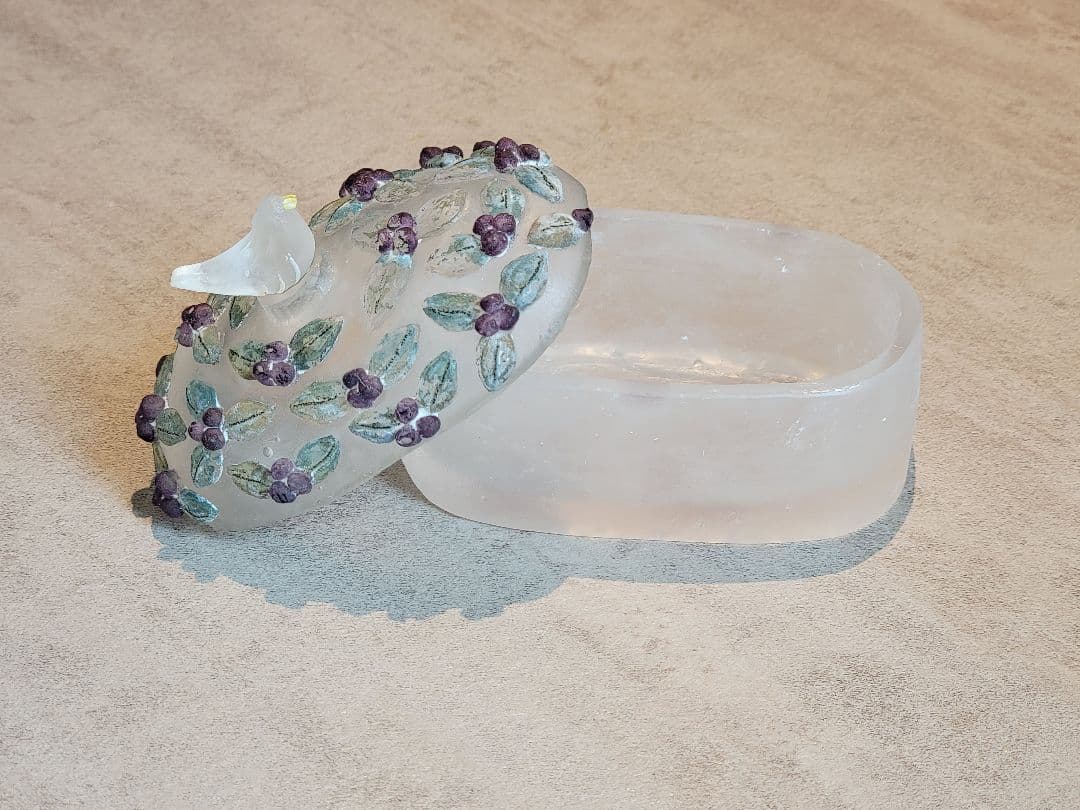 安達知江さん　鳥の蓋物