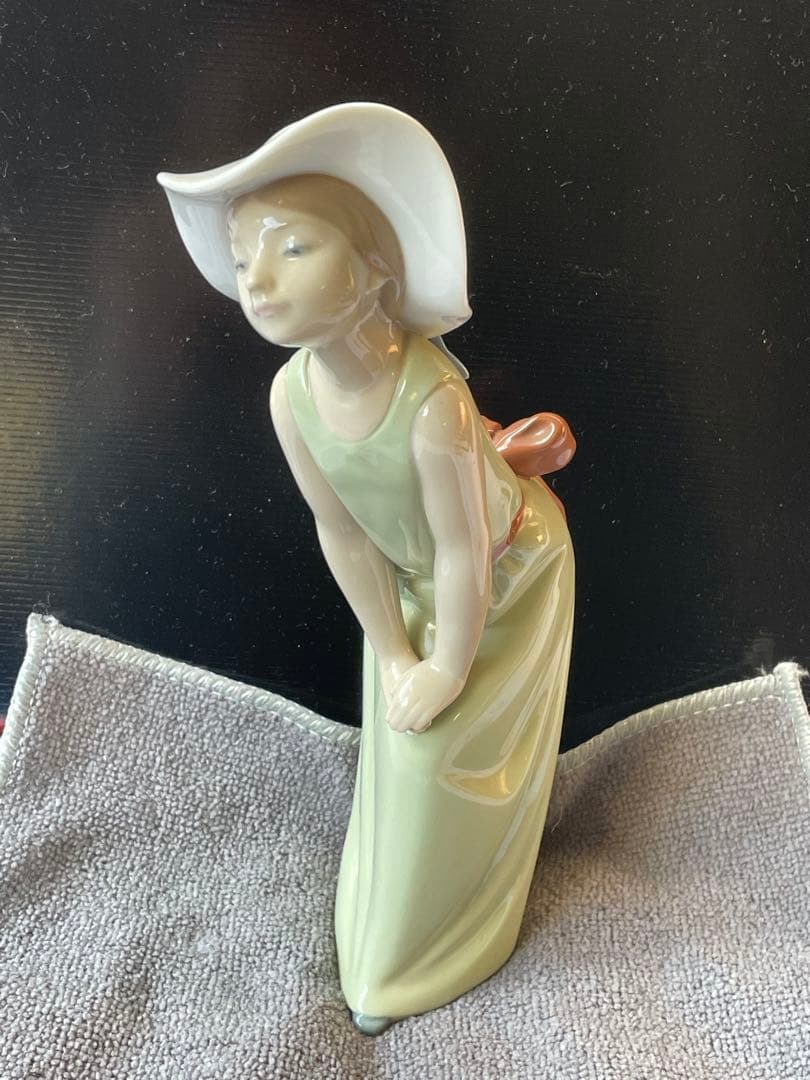 リヤドロ LLADRÓ 人形 鏡のまえで 若草色の少女　05009