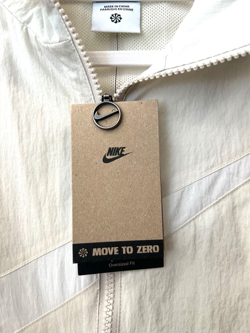 のん　Nike レディースウィンドブレーカー Sサイズ クリーム色