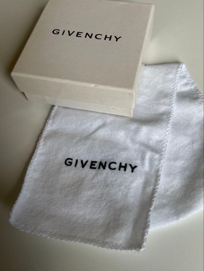 GIVENCHY ジバンシィ スタースタッズ レザーブレスレット バングル
