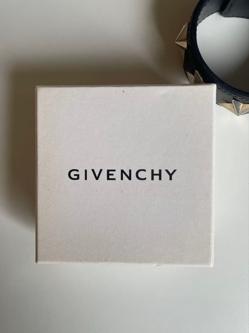 GIVENCHY ジバンシィ スタースタッズ レザーブレスレット バングル